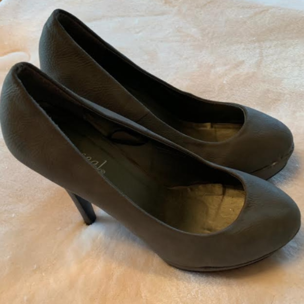 Wet Seal Gray Platform Heels Size 8.5